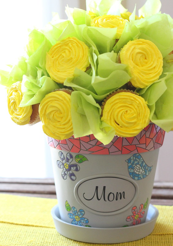 DIY Cupcake Bouquet for Mother's Day in pot