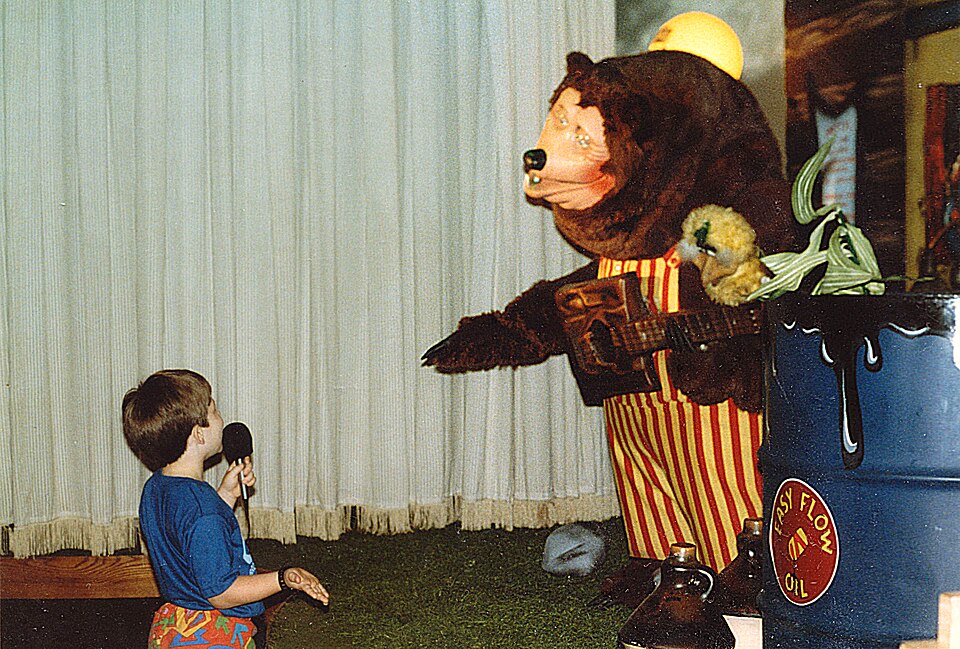 File:Child speaking with Billy Bob at Showbiz Pizza in Fayetteville, Arkansas.jpg