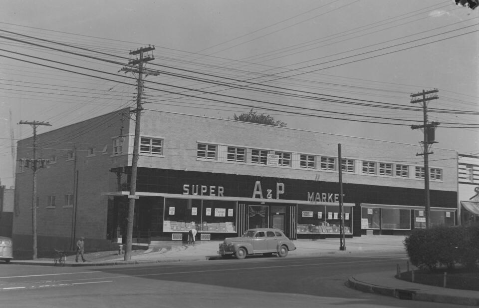 File:Commercial. A & P store in Snowdon BAnQ P48S1P06559.jpg